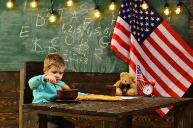 Amerika ve ABD kavramı. Amerika ile inpendence gün küçük çocukla okulda onun sembolü bayrağı.