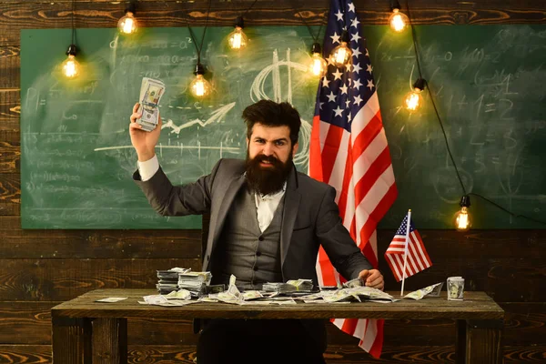 День независимости США. День независимости США с бородатым мужчиной и долларовыми деньгами . — стоковое фото