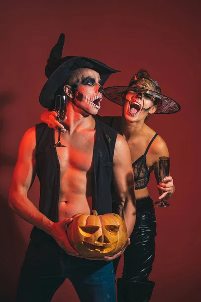 Halloween donna e uomo ha la faccia grida in cappello da strega — Foto Stock