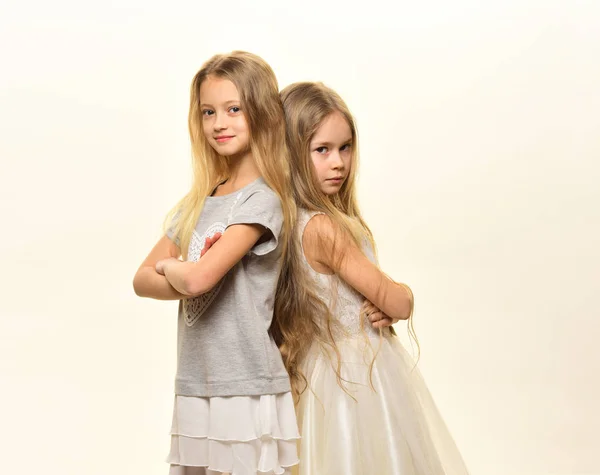Infância. conceito de felicidade infantil. infância feliz de duas meninas pequenas isoladas em branco. infância de duas meninas de moda bonita — Fotografia de Stock