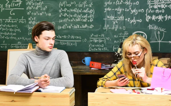 Universitaire studenten bezig met studie groep. Terug naar school. Succesvolle docenten co-creëren geïndividualiseerde trainingsplannen met hun leerlingen. Docenten vullen andere rol dan leerkrachten en ouders. — Stockfoto