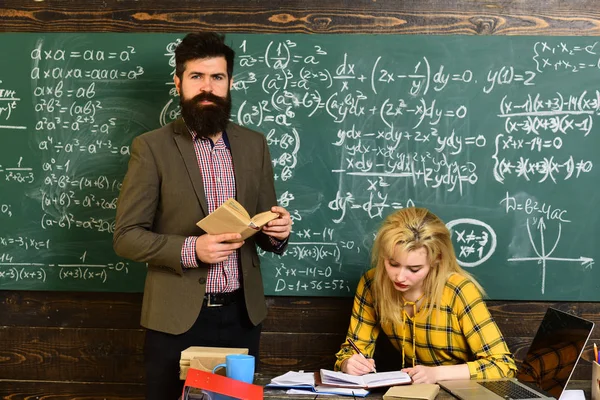 Conférence étudiante dans l'espace de coworking intérieur loft à l'aide d'appareils numériques et wifi. Les étudiants se préparent pour les examens en salle de classe intérieur derrière la table . — Photo