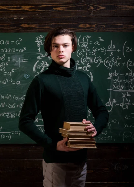 Studenten lernen und testen Lektionen von Lehrern im Klassenzimmer an der Universität. Schöner Hintergrund. Erfolgreiche Tutoren bauen starke persönliche Beziehungen zu ihren Studenten auf. Zurück zur Schule. — Stockfoto