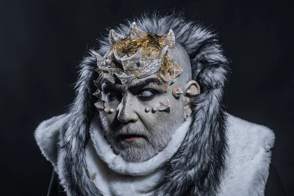 Senior férfi fehér szakállal öltözött monster. Sötét Művészetek koncepció. Démon-a fekete háttér, közelről. Férfi tövis, vagy szemölcsök a bundáját. Idegen, démon, sorcerer smink. — Stock Fotó
