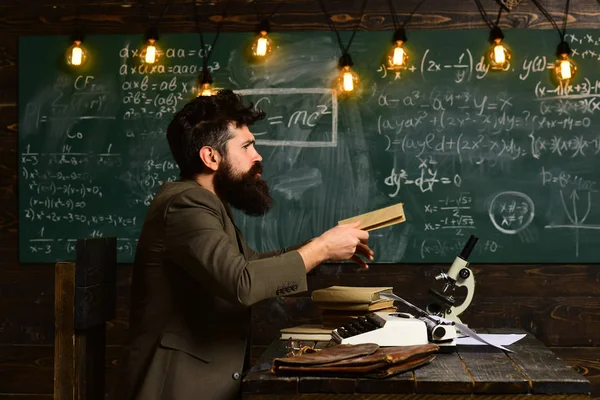 Öğretmen büyük olmak Öğretmenler sınıfta, masada oturuyor ya da ana öğretmenler yardım ihtiyaçları, eğitim ve okul kavram öğrenme insanlar isteyin