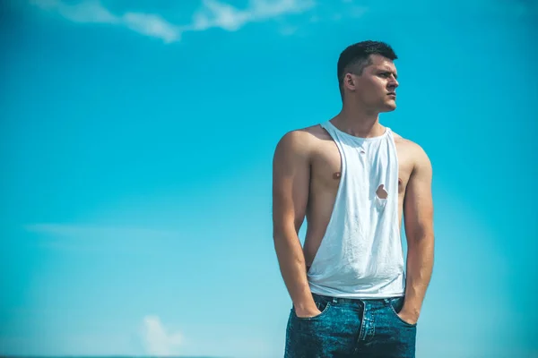 근육 몸통 화창한 날 푸른 하늘 배경, 여름 휴가, 복사 공간에 근육 질의 남자 — 스톡 사진