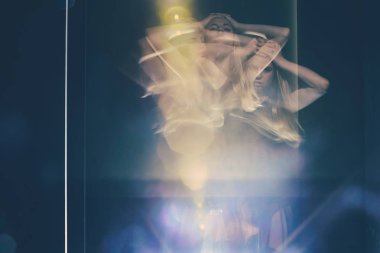 Kutlama kavramı. Kadınlar dans kutlama parti gece kulübünde. Tatil kutlaması. Parti ve kutlama