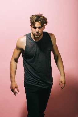 Casual kavramı. Rahat kıyafet yakışıklı adam. Casual tarzda. Rahat moda adam