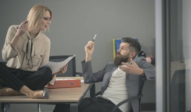 İş kadını ve işadamı iş planı yazmak. Şehvetli kadın ve sakallı adam birlikte ofisinde çalışıyorum. Başarı için işbirliği. İş üzerinde yoğunlaşmıştır. Yoğun bir gün ofiste