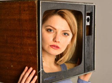 online TV. online tv için güzel bir kadın. evinizde online TV. TV online kavramı. En sevdiğim program zevk.