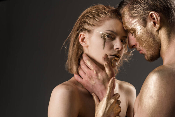 Интимные и чувственные моменты пары. интимный момент сексуальной пары, пространство для копирования
.