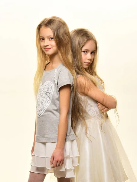Moda infantil. dos niñas pequeñas siguen la moda infantil. moda infantil con hermanas bonitas. moda infantil para niñas en ropa de moda —  Fotos de Stock