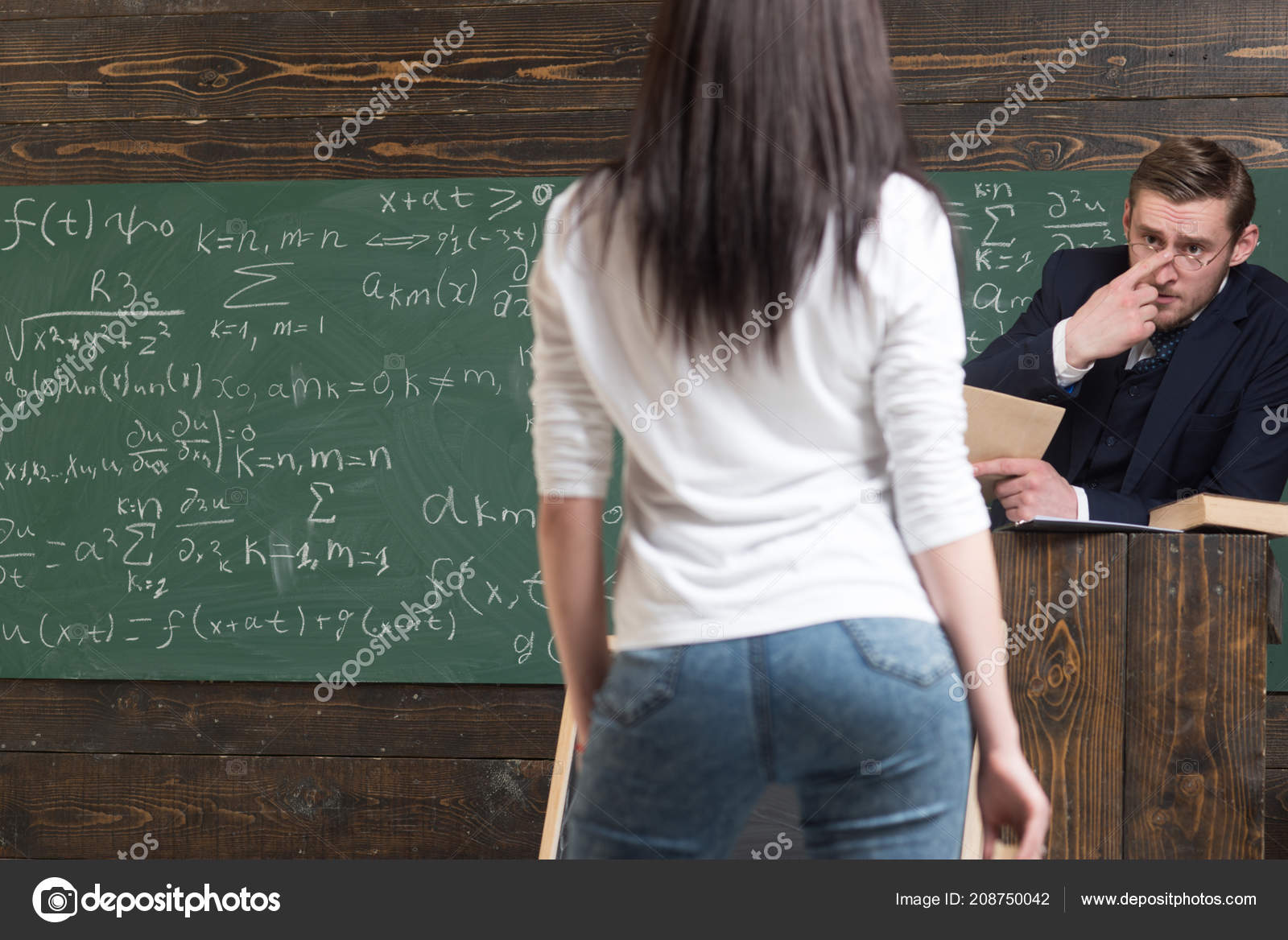 Учитель и ученица. Учитель и ученица любовь. Профессор и ученица. Группа студентов с преподавателем обыграли казино фильм. Книги любовь преподавателя и студентки.