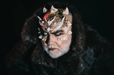 Siyah kürk manto, kurt adam, sihirli kavramı büyülü sihirbazında. Canavar başına diken ve siyah arka plan üzerine altın ışıltılı deri ile