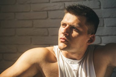 Sağlıklı cilt yakışıklı adam. Genç yüzü olan adam. Maço kısa saç veya saç kesimi ile. Gençlik cilt bakımı ve kavram damat