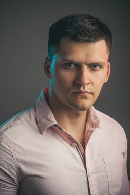 Ciddi genç yüzü olan adam. Maço giyim moda gömlek. Şık saçlı yakışıklı çocuk. Gençlik moda ve stil kavramı