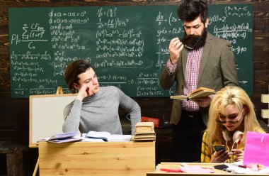 Profesyonel öğretmenler kendi akademik içerik konusunda uzmanız. Eğitim ve okul kavramı - öğrencilerin öğrenme insanlar eller kitap veya ders kitapları ile yazma.