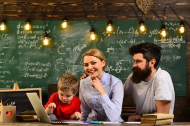 Korku veren öğretmenler öğrencilerin merak yapmak şeyleri biliyorum, öğretmen inanmak gerekir şeyler eylem, eğitim ve ev concept - değiştirilebilir vurguladı öğrenci kitapları ile,