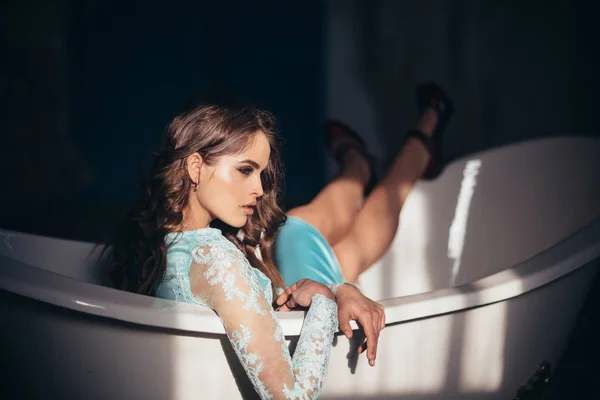 Ontspannen concept. sexy vrouw ontspannen in bad. stijl schoonheid. — Stockfoto