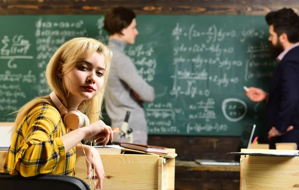 Glad universitetsstudenter studerar med böcker i biblioteket. Studenter aldrig procrastinate planerade studie session. Vacker bakgrund. Studenter har svaghet i vissa ämnen. — Stockfoto