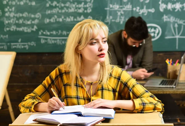 Estudiantes que estudian y prueban lección de profesor en el aula de la universidad. Estudiante busca el método de estudio que se adapte a su estilo de aprendizaje. Los estudiantes tienen debilidad en ciertas materias . — Foto de Stock