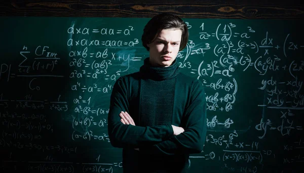 Professor moderno hipster escrevendo em grande quadro negro com fórmula matemática. Estudantes universitários do ensino médio estudando e lendo juntos em conceitos de educação de classe . — Fotografia de Stock