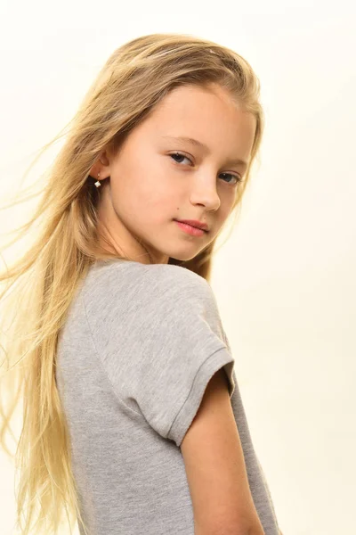 Kinderstil. Kinderstil von Vgirl mit langen blonden Haaren. Kinderstil für kleines Mädchen isoliert auf weiß. Kinderstilkonzept — Stockfoto