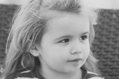 Sevimli yüz, uzun sarı saçlı çocuk