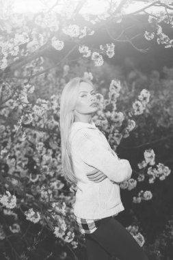 sarışın kadınla çiçek kırmızı dudak makyaj