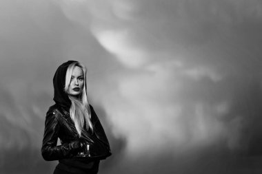 deri ceketli kırmızı dudaklar ile kız