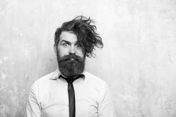 Homme barbu ou hipster avec longue barbe sur le visage surpris — Photo