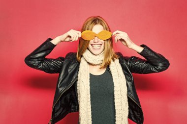 Fularlı şık saç modeliyle gülümseyen.