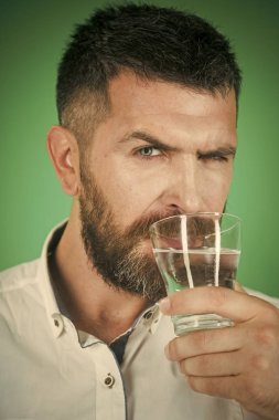 ciddi sipster temiz sağlıklı su, serinletici içecek.