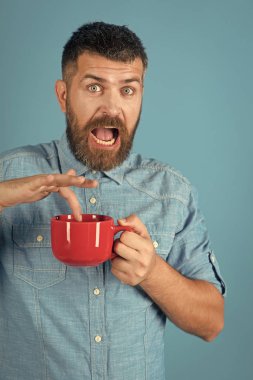 Kırmızı kupa kakao, sıcak şarap veya çikolata ile.