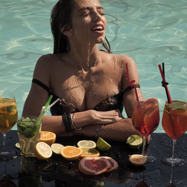 Alkollü içecek ve meyve kadın ile.