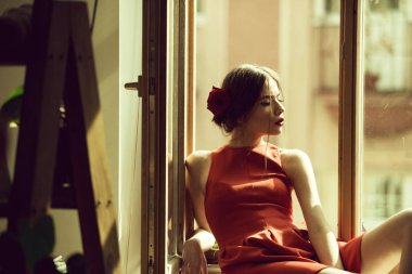 İspanyol makyaj ve kırmızı dudaklar, saç gül ile kız