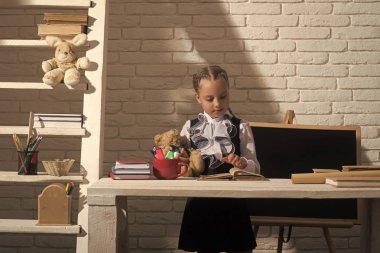 Beyaz tuğla duvar arka plan üzerinde sınıfta çocuk