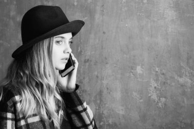 telefon ile şapkalı kız