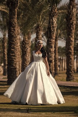 Güneşli doğal zemin üzerine gelin