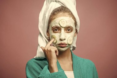 Banyo havlusu kafasına kızla