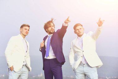 genç adam, işadamı ve çocuklar üzerinde mavi gökyüzü insanlar