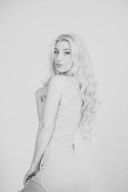 Moda model poz Studio beyaz arka plan üzerinde.