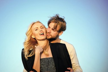 Kaslı erkek ve kadın uzun sarı saçlı, aşk.