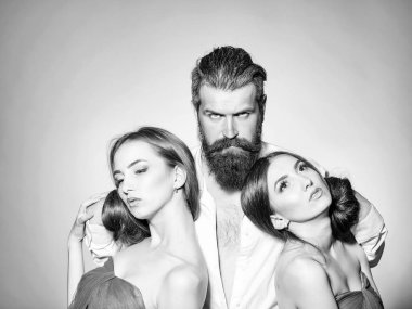 Sakallı adam ve iki kadın