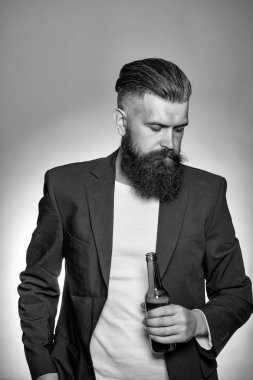 Sakallı adam bira şişesi ile