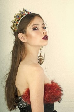 Moda kız zarif görünüme sahip. Moda ve güzellik kraliçesi. Makyaj yumuşak deri, zarafet ile kadın için. Lüks crown ve küpe takı içinde kadın. Kozmetik makyaj ve Cilt Bakımı, Kuaför.