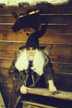 Ahşap göğüs acımasız büyücü açar