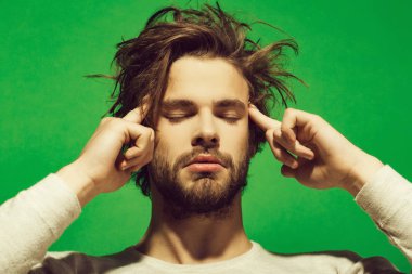 Sakal ve şık saç, sabah ve moda ile yorgun adam