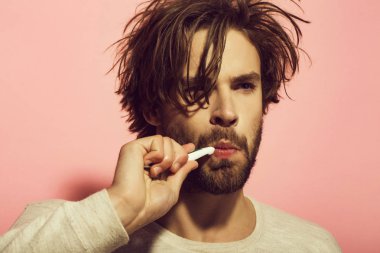 metroseksüel erkek fırça diş macunu ile