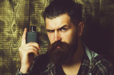 siyah parfüm veya kolonya şişesiyle poz hipster